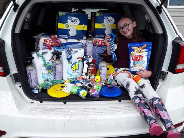 Eight-Year-Old Raises over $1,300 for Children’s Hospital and Animal Rescue Girl-Makes-Donations-to-Rescue-with-Money-Earned-by-Making-Pot-Holders-640x480