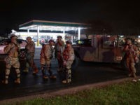 Ο Κυβερνήτης Tim Walz Κινητοποιεί την Εθνική Φρουρά, αφού οι ταραχές βανδαλίζουν το αστυνομικό τμήμα