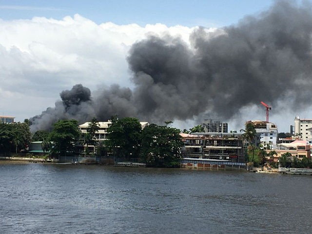 TOPSHOT - A general view of smoke arising from the Ikoyi prison that is on fire in Lagos on October 22, 2020. - Gunshots could be heard on October 22, 2020 and smoke was seen billowing from a prison in central Lagos as fresh unrest rocked Nigeria's biggest city after …