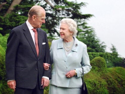 TOPSHOT - Picture released 18 November 2007 shows Britain's Queen Elizabeth II and her husband, the Duke of Edinburgh walk at Broadlands, Hampshire, earlier in the year. - Queen Elizabeth II and Prince Philip are to mark their diamond wedding anniversary in reserved style 19 November 2007 before jetting off …