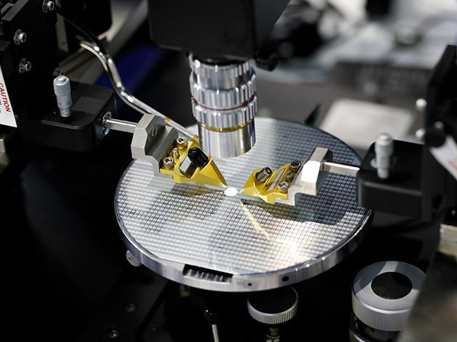 Manual probe system for RF test of semiconductor silicon wafers. Selective focus.
