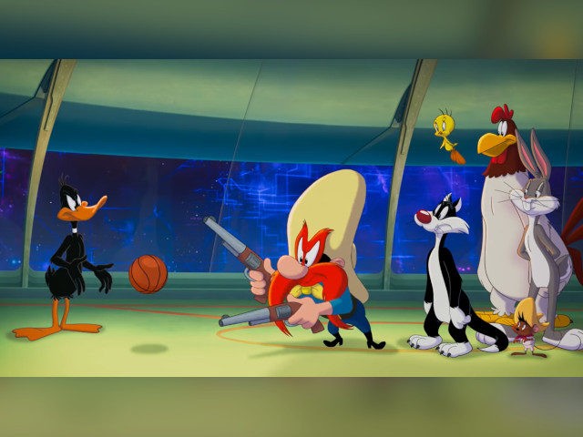 The Looney Tunes character Yosemite Sam points his pistols at a basketball in the trailer
