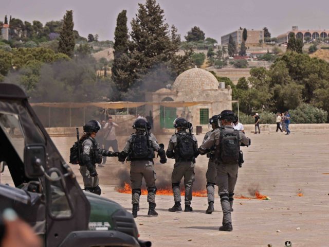 Al Aqsa riot (Ahmad Gharabli / AFP / Getty)