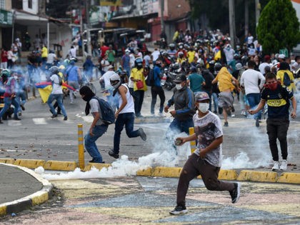 Demonstrators clash with riot police officers during a protest against the government in Cali, Colombia, on May 10, 2021. - Faced with angry street protests and international criticism over his security forces' response, Colombia President Ivan Duque is coming across as erratic and out of touch with a country in …
