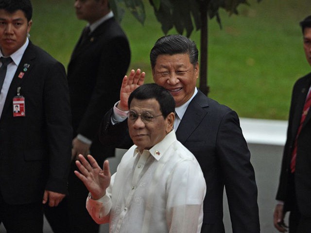 China's President Xi Jinping (back C) and Philippines' President Rodrigo Duterte wave to m