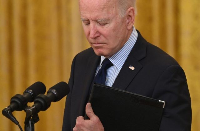US President Joe Biden pauses as he speaks about the April jobs report in the East Room of the White House in Washington, DC, on May 7, 2021. - The US economy gained just 266,000 jobs in April and the unemployment rate increased slightly to 6.1 percent, the Labor Department …