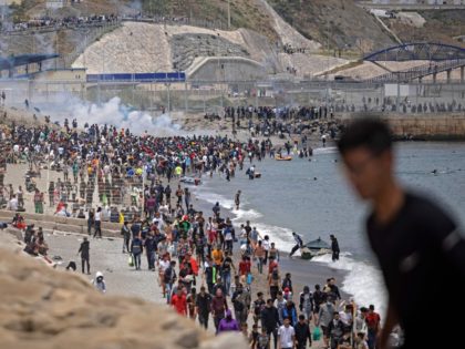 Spanish police tries to disperse migrants at border between Morocco and the Spanish enclav