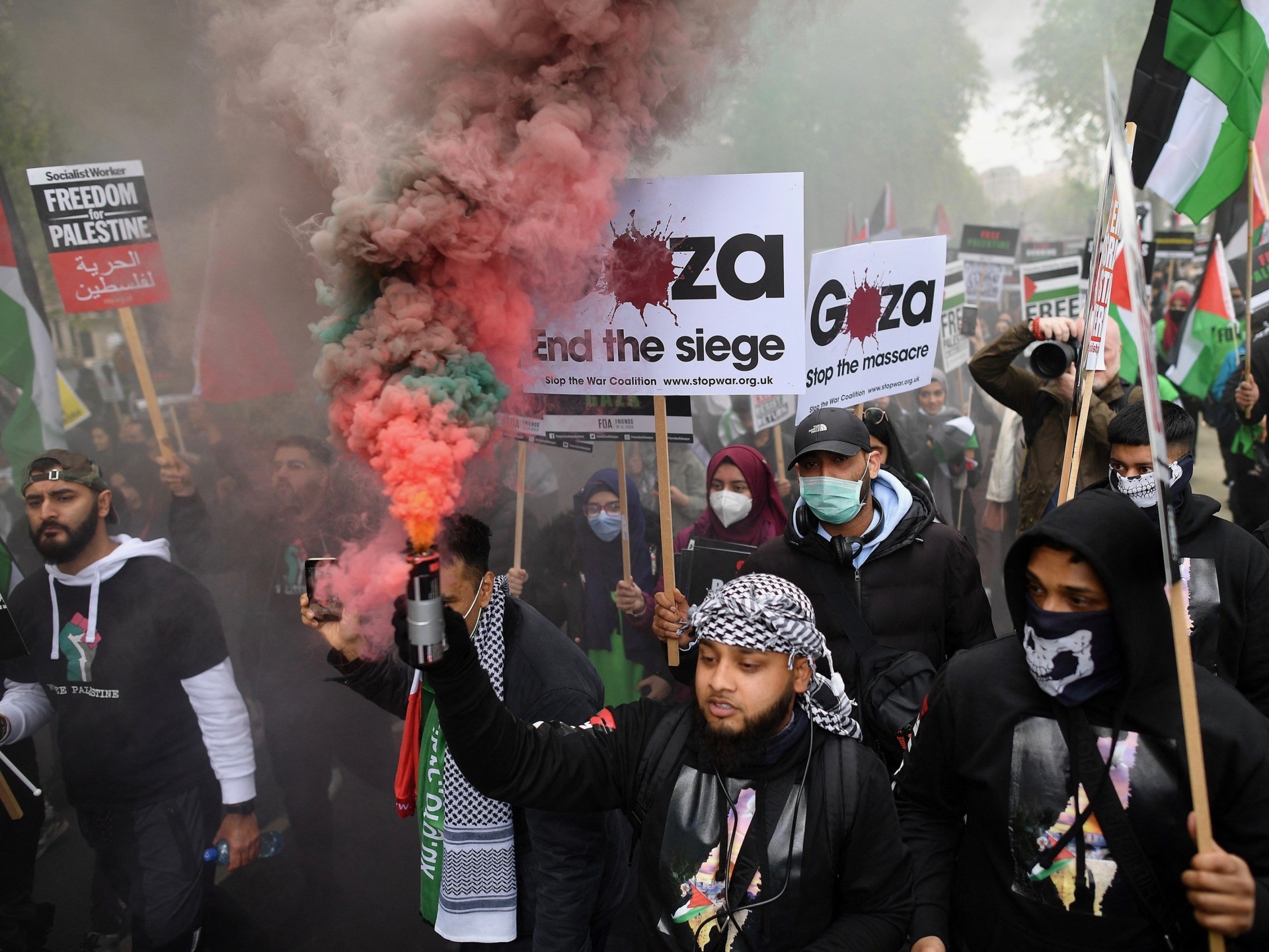 WATCH: Pro-Palestinian Mob Attacks Car on the Streets of London - Vimarsana News