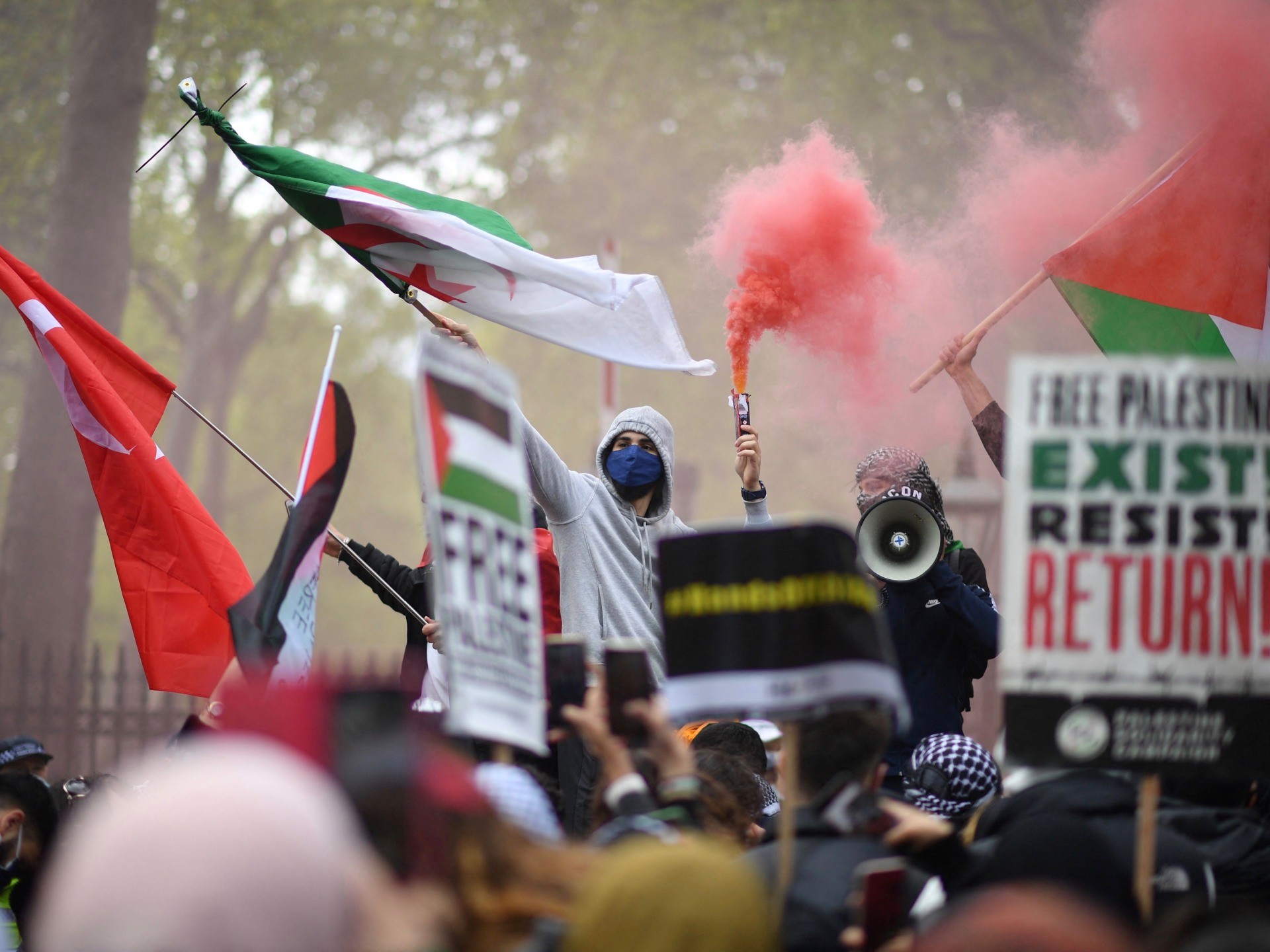Pro-Palestinian activists and supporters demonstrate in support of the Palestinian cause outside the Israeli Embassy in central London on May 22, 2021. (Photo by JUSTIN TALLIS / AFP) (Photo by JUSTIN TALLIS/AFP via Getty Images)