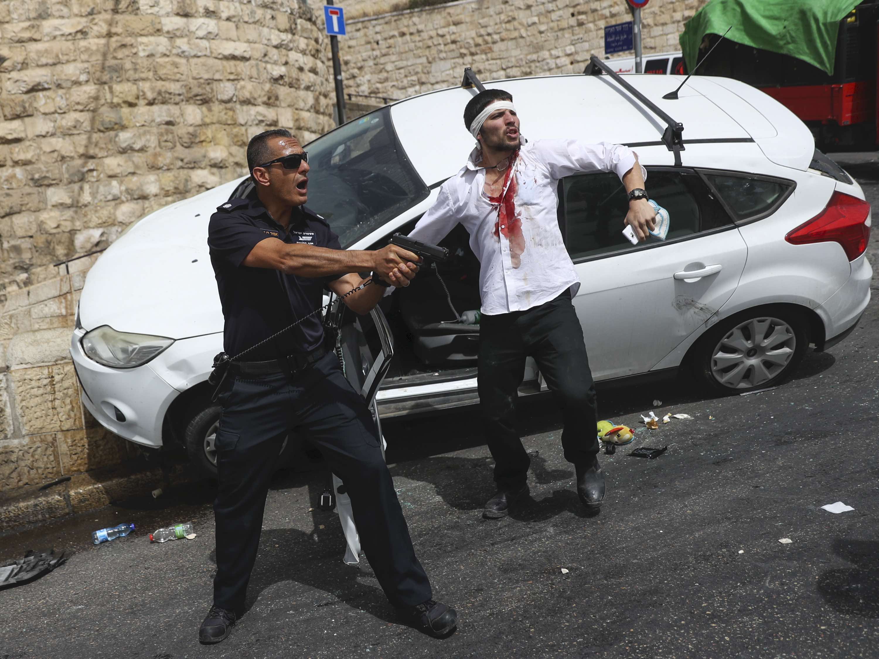 Israeli policeman saves driver (Ohad Zwigenberg / Associated Press)