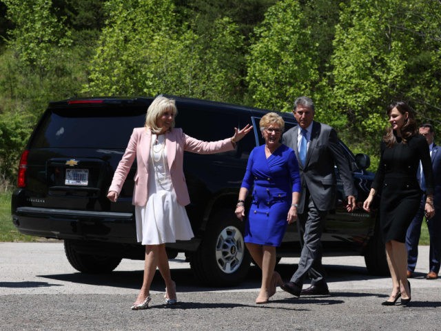 US First Lady Jill Biden followed by actress Jennifer Garner (R) and Senator Joe Manchin (D-WV), waves as she arrives in Charleston, West Virginia on May 13, 2021 to visit a vaccination center. (Photo by Oliver Contreras / POOL / AFP) (Photo by OLIVER CONTRERAS/POOL/AFP via Getty Images)