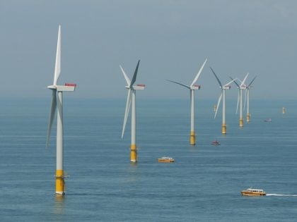 Offshore wind farm (Department of Energy and Climate Change, UK / Flickr / CC / Cropped)