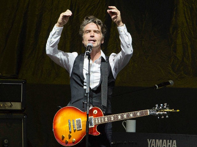 Richard Marx performs as the opener for Rod Stewart at Verizon Wireless Amphitheatre on We