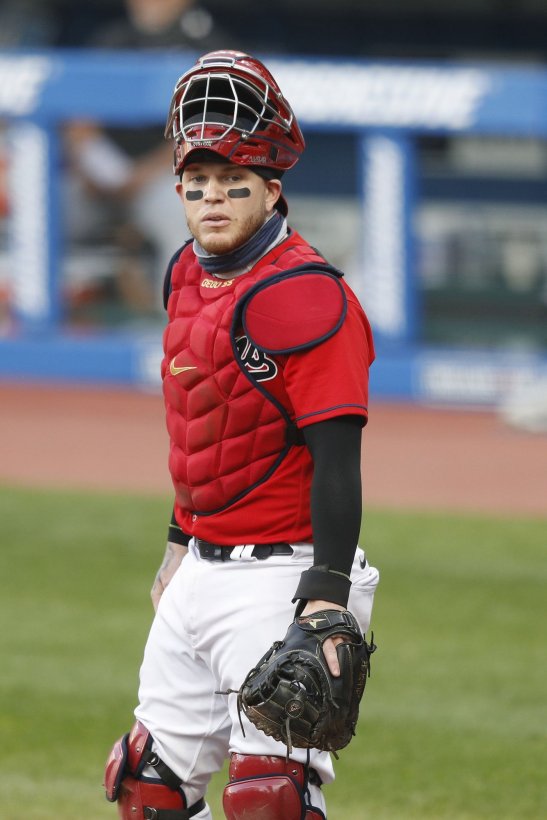 Cleveland Indians' Roberto Perez has finger surgery, out 'months'