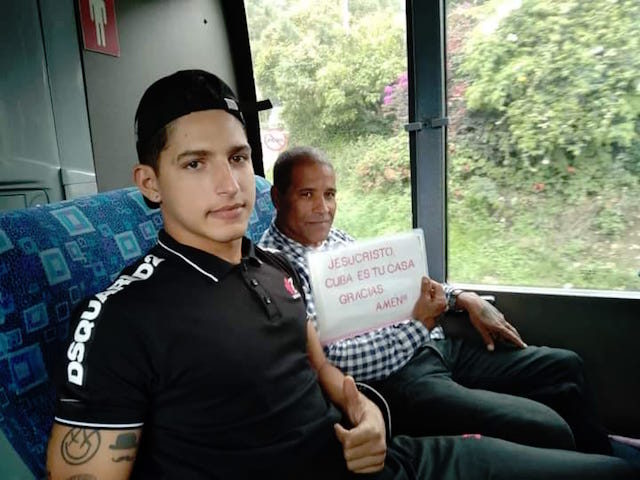 Daniel Llorente and son Eliecer on a bus north in Colombia, June 2021