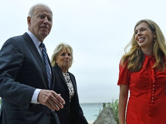 US President Joe Biden (L) and US First Lady Jill Biden (C) walk with Britain's Prime Minister Boris Johnson (unseen) and his wife Carrie Johnson, prior to a bi-lateral meeting, at Carbis Bay, Cornwall on June 10, 2021, ahead of the three-day G7 summit being held from 11-13 June. - …
