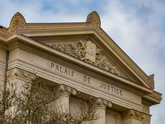 A picture of the front façade of Cholet's courtroom.