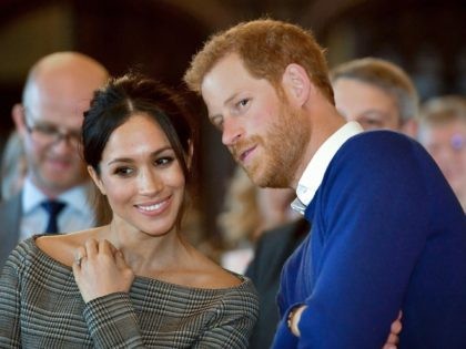 TOPSHOT - Britain's Prince Harry and his fiancée US actress Meghan Markle watch a dance performance by Jukebox Collective during a visit at Cardiff Castle in Cardiff, south Wales on January 18, 2018, for a day showcasing the rich culture and heritage of Wales. / AFP PHOTO / POOL / …