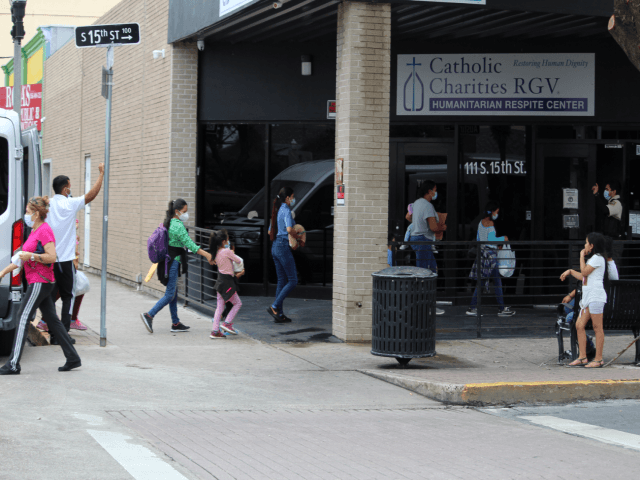 Photos: Hundreds of Migrants Visit This Texas Border City Block Daily Before Moving North - Vimarsana News