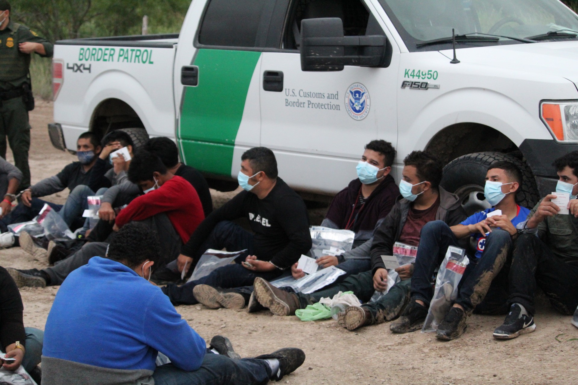 Exclusive Photos Migrants Surrender To National Guardsmen In South Texas At Border