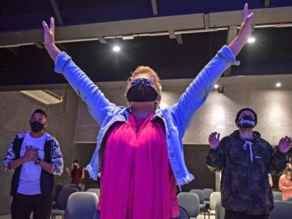 Evangelical faithful attend a cult at the "Edificando em Cristo" (Building in Christ) church in Sao Paulo, Brazil, on July 8, 2020. - With studio lights, several video cameras transmitting live and pastors advising the faithful through a virtual chat: evangelic churches of Sao Paulo try to reinvent themselves amid …