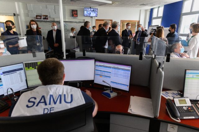 French officials visiting an emergency services centre after the seven-hour outage left pe