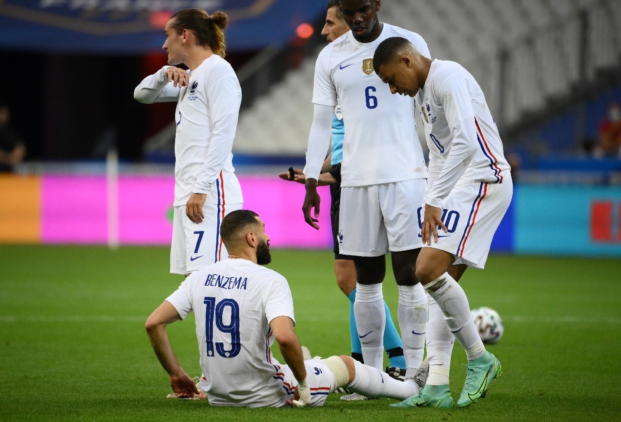 France 8. Карим Бензема сборная. Швеция Франция евро 2012. Benzema injured. Бензема и Вальбуэна.