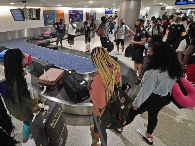 Police: Florida Airport Baggage Handler Caught Stealing Luggage by Apple AirTag Tracker - Vimarsana News