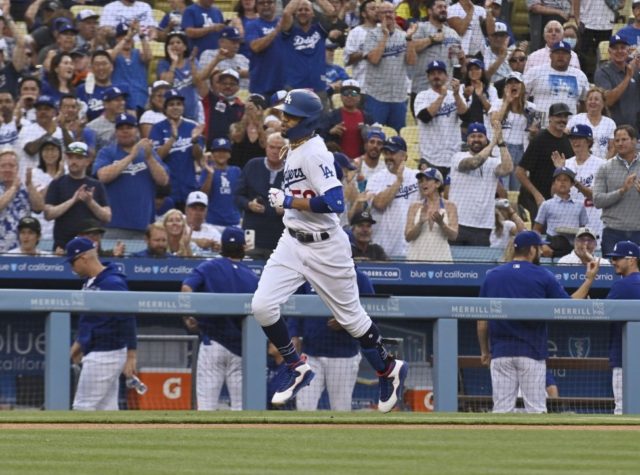 Mookie Betts, Trevor Bauer lead Dodgers over Giants