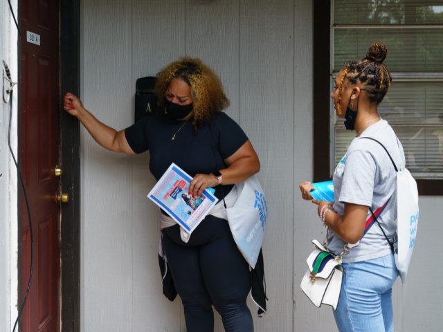 Volunteers and staffers knock on a door during an outreach effort to inform residents about an upcoming COVID-19 vaccination event, on June 30, 2021, in Birmingham, Alabama. - A black minority suspicious of vaccines in general, and conservative white rural people convinced that the vaccine is more dangerous than Covid-19: …