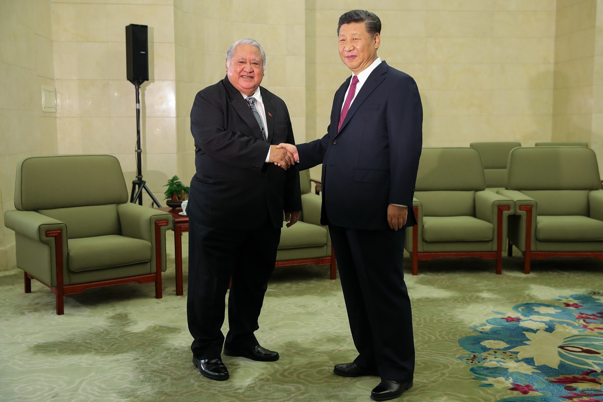 BEIJING, CHINA - SEPTEMBER 18: Samoa Prime Minister Tuilaepa Lupesoliai Sailele Malielegaoi (L) shakes hands with Chinese President Xi Jinping (R) at The Great Hall Of The People on September 18, 2018 in Beijing, China. (Photo by Lintao Zhang/Pool/Getty Images)