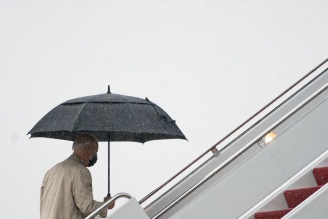 US President Joe Biden boards Air Force One in the rain at Andrews Air Force Base on March 31, 2021 in Maryland. - US President Joe Biden is traveling to Pittsburgh, Pennsylvania to deliver remarks on his economic vision for the future and the Biden-Harris administration's plan to "Build Back …