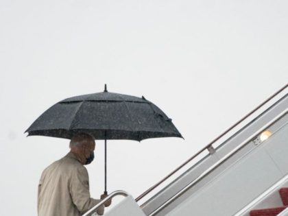 US President Joe Biden boards Air Force One in the rain at Andrews Air Force Base on March 31, 2021 in Maryland. - US President Joe Biden is traveling to Pittsburgh, Pennsylvania to deliver remarks on his economic vision for the future and the Biden-Harris administration's plan to "Build Back …