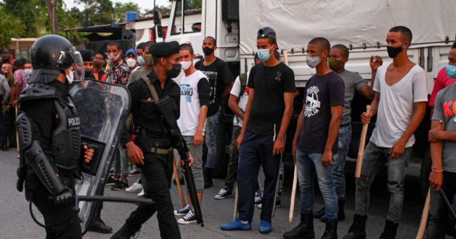 Cuba: Police Arrest Mothers of Political Prisoners to Block Protest