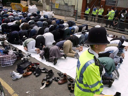 LONDON, UNITED KINGDOM: Followers of radical Islamic cleric Sheikh Abu Hamza al-Masri pray in the street, outside the Finsbury Park mosque, in north London 28 May 2004. Abu Hamza was arrested 27 May. Britain will not allow radical Islamic cleric Abu Hamza al-Masri to be extradited to the United States …