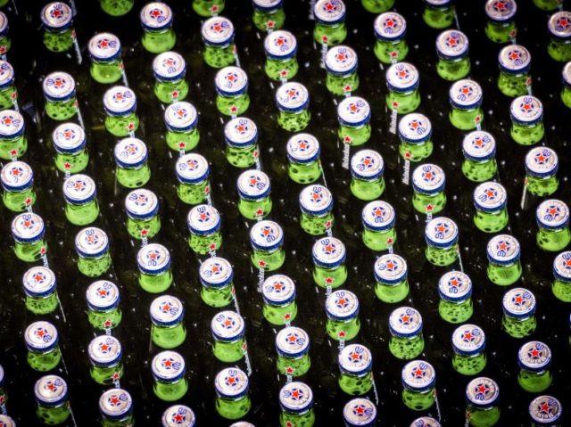 A picture taken on August 4, 2017 shows Heineken beer bottles of the alcohol free beer brand Heineken 0.0 on the conveyor belt during the production in Den Bosch. (Photo by Lex van Lieshout / ANP / AFP) / Netherlands OUT (Photo by LEX VAN LIESHOUT/ANP/AFP via Getty Images)