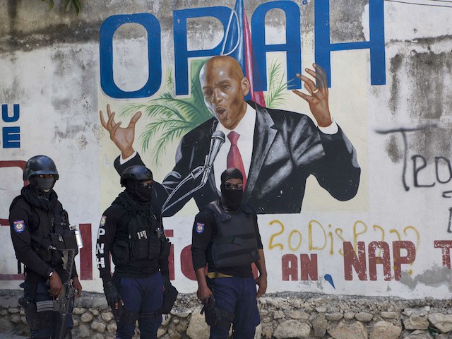 Haitian police control the area next to a painting of Haiti's President Jovenel Moise next to his private residence in Port-au-Prince, Haiti, Wednesday, July 7, 2021. Mo‘se was assassinated after a group of unidentified people attacked his private residence, the country interim prime minister said in a statement, Mo‘se's wife, First Lady Martine Mo‘se, is hospitalized, interim Premier Claude Joseph said. (AP Photo / Joseph Odelyn)