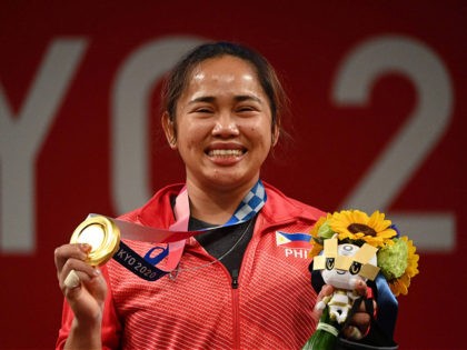 Gold medallist Philippines' Hidilyn Diaz stand on the podium for the victory ceremony of t