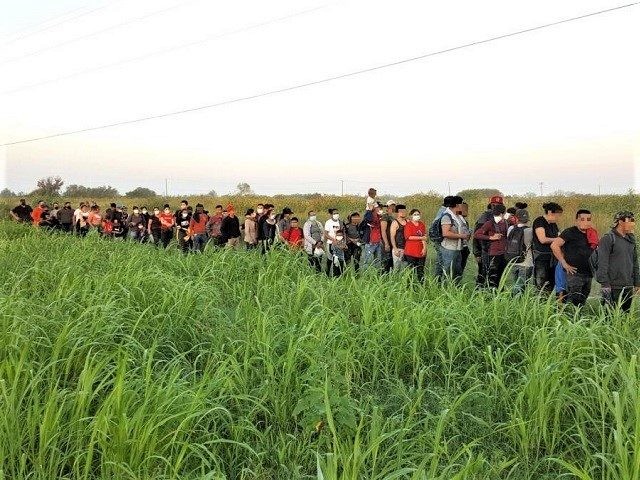 Border Patrol agents in Starr County, Texas, apprehend a large migrant group. (Photo: U.S.