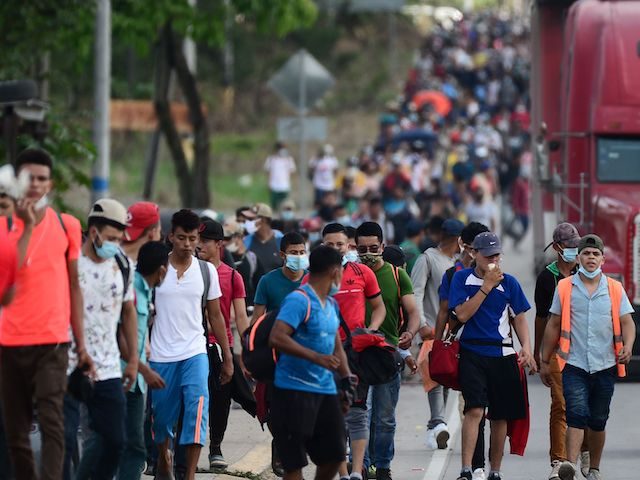 Migrants heading to the border with Guatemala on their way to the United States, march in La Entrada, in the Honduran department of Copan, on January 15, 2021. - Hundreds of asylum seekers are forming new migrant caravans in Honduras, planning to walk thousands of kilometers through Central America to …
