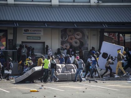 South Africa looting (Luca Sola / AFP / Getty)