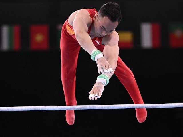 China's Ruoteng Xiao competes in the horizontal bar event of the artistic gymnastics men's
