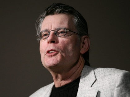 Author Stephen King reads from his latest book "Ur" with the Kindle 2 electronic reader at a news conference for Amazon.com Monday, Feb. 9, 2009 in New York. (AP Photo/Mark Lennihan)
