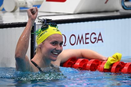 Australia's Ariarne Titmus celebrates winning gold in the women's 400m freestyle at the Tokyo Olympics
