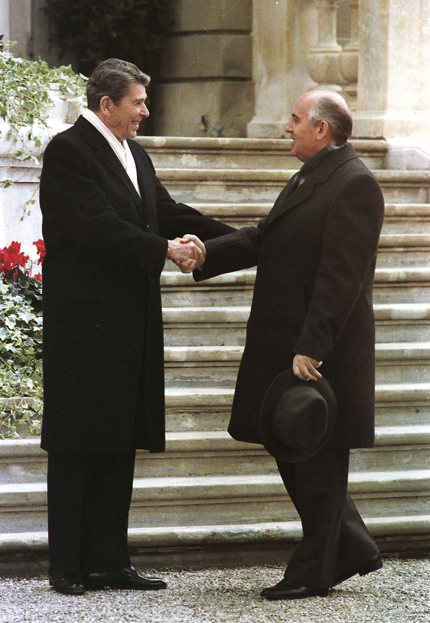 Переговоры рейгана и коля. Встреча Горбачева и Рейгана в Женеве 1985. Встреча Горбачева и Рейгана в Рейкьявике 1986. Горбачев Рейган Женева 1985. Встреча Горбачева с Рейганом 1985.