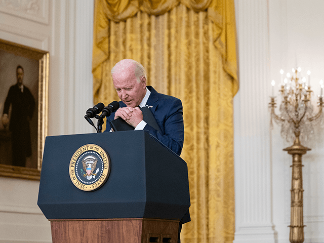 El presidente Joe Biden hace una pausa mientras escucha una pregunta sobre los atentados con bombas en el aeropuerto de Kabul que mataron al menos a 12 miembros del servicio estadounidense, desde el Salón Este de la Casa Blanca, el jueves 26 de agosto de 2021, en Washington.  (Foto AP / Evan Vucci)