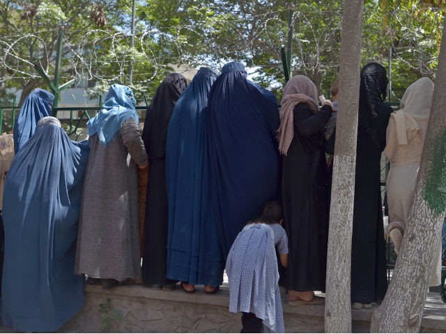 Internally displaced Afghan women, who fled from the northern province due to battle betwe