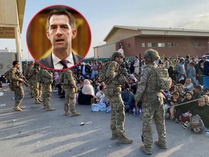 US soldiers stand guard as Afghan people wait to board a US military aircraft to leave Afg