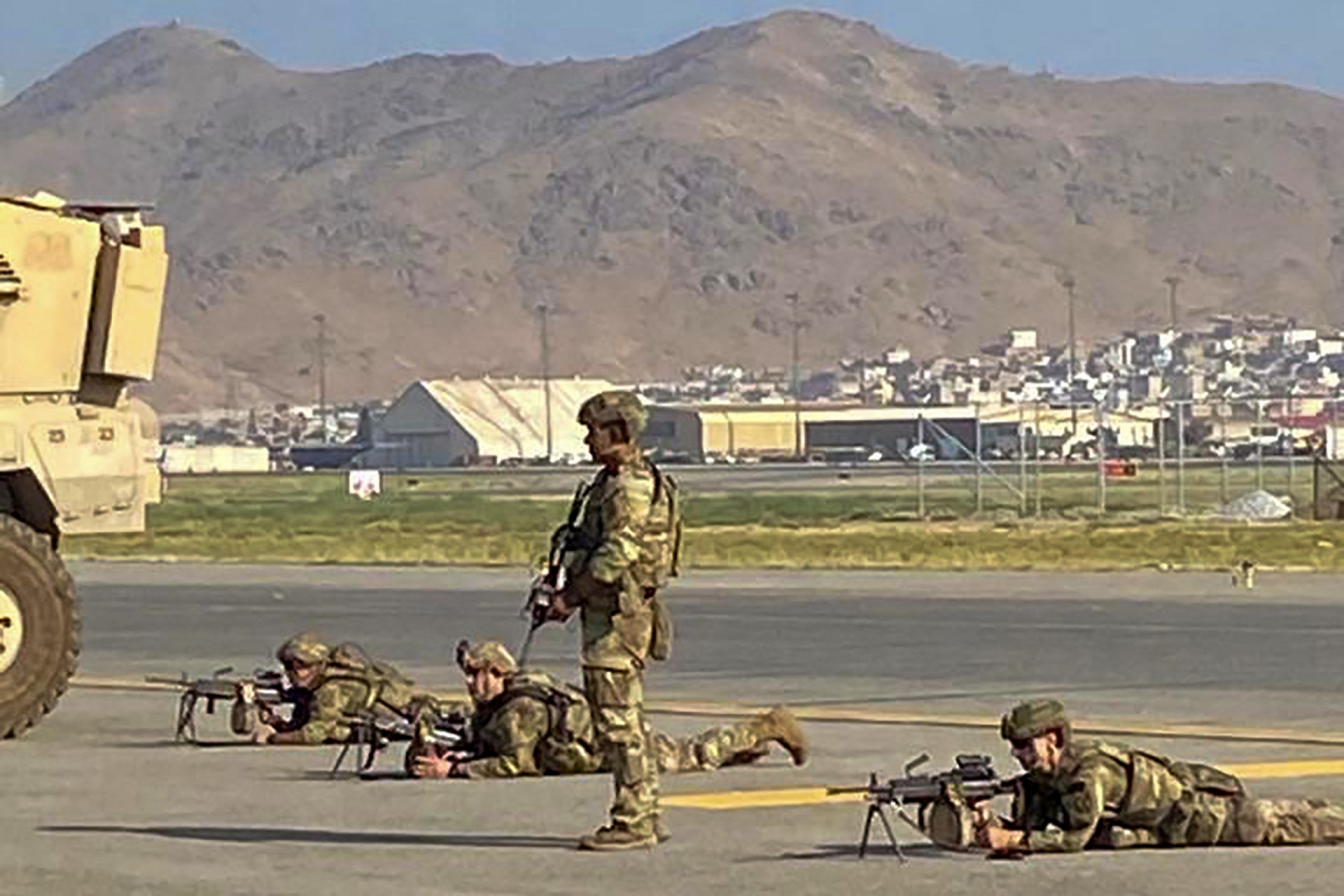 US soldiers take up their positions as they secure the airport in Kabul on August 16, 2021, after a stunningly swift end to Afghanistan's 20-year war, as thousands of people mobbed the city's airport trying to flee the group's feared hardline brand of Islamist rule. (Photo by SHAKIB RAHMANI / AFP) (Photo by SHAKIB RAHMANI/AFP via Getty Images)