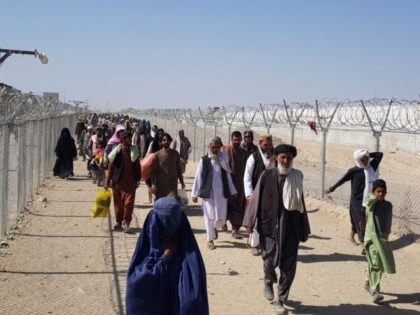 TOPSHOT - Afghan nationals cross the border into Pakistan at the Pakistan-Afghanistan border crossing in Chaman on August 18, 2021. (Photo by - / AFP) (Photo by -/AFP via Getty Images)